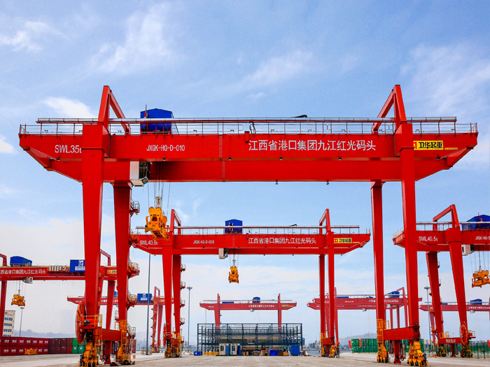 Automatic container hoisting crane