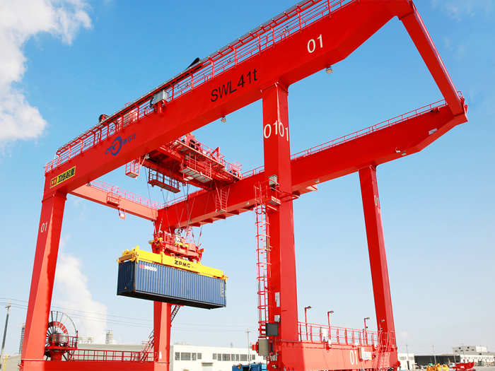 Automatic container hoisting crane